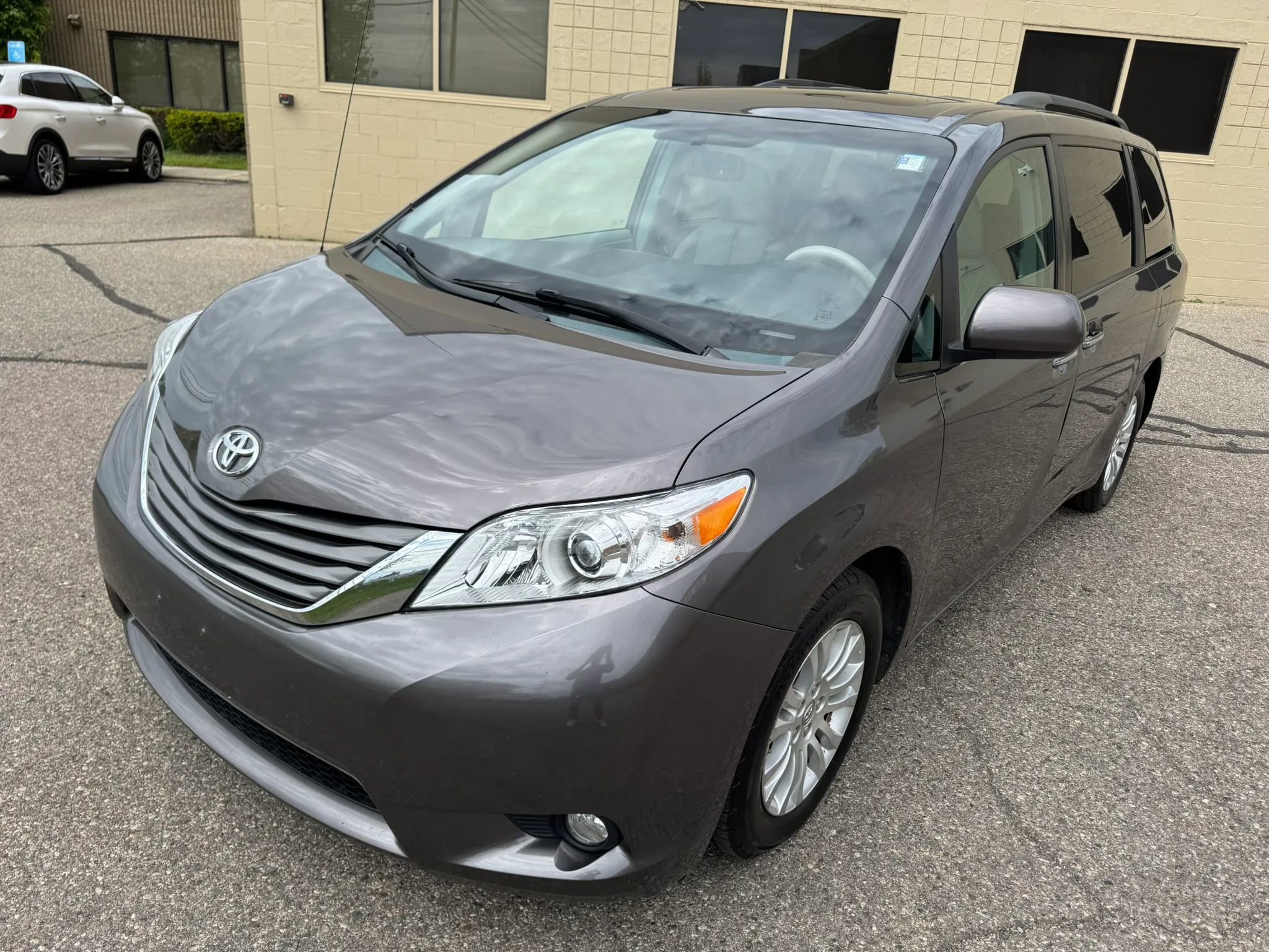 Used 2013 Toyota Sienna XLE FWD image 14