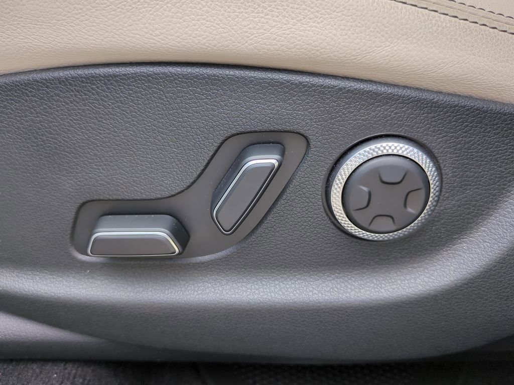 Used 2026 Genesis GV70 2.5T Select image 17