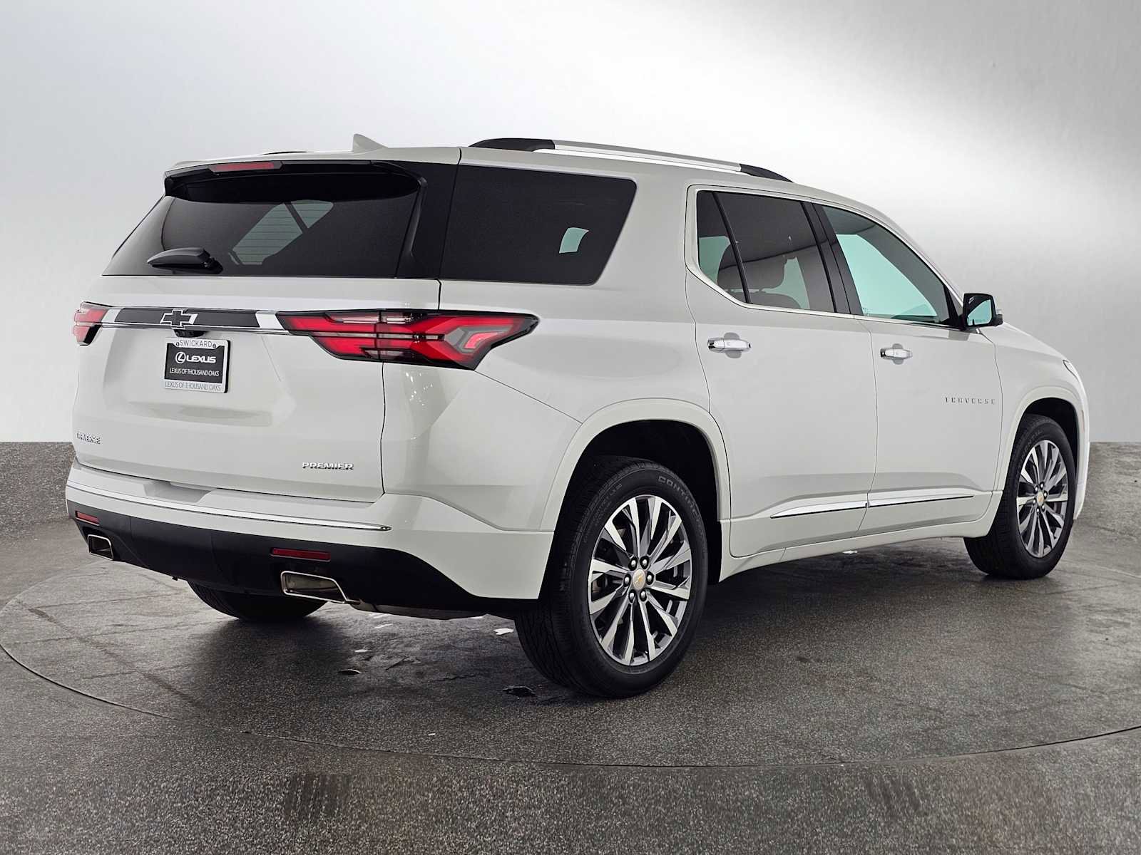 Used 2023 Chevrolet Traverse Premier image 3