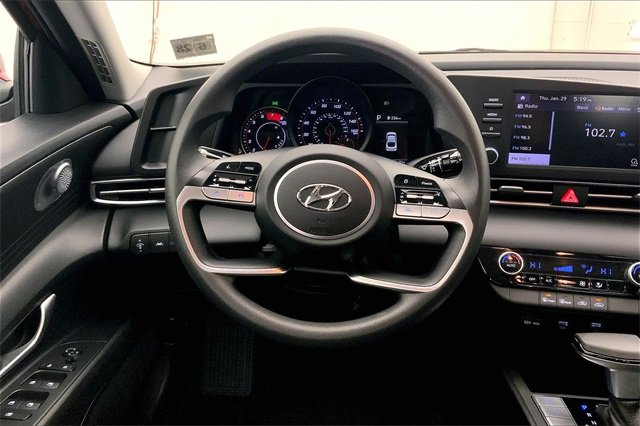 Used 2023 Hyundai Elantra SEL image 5