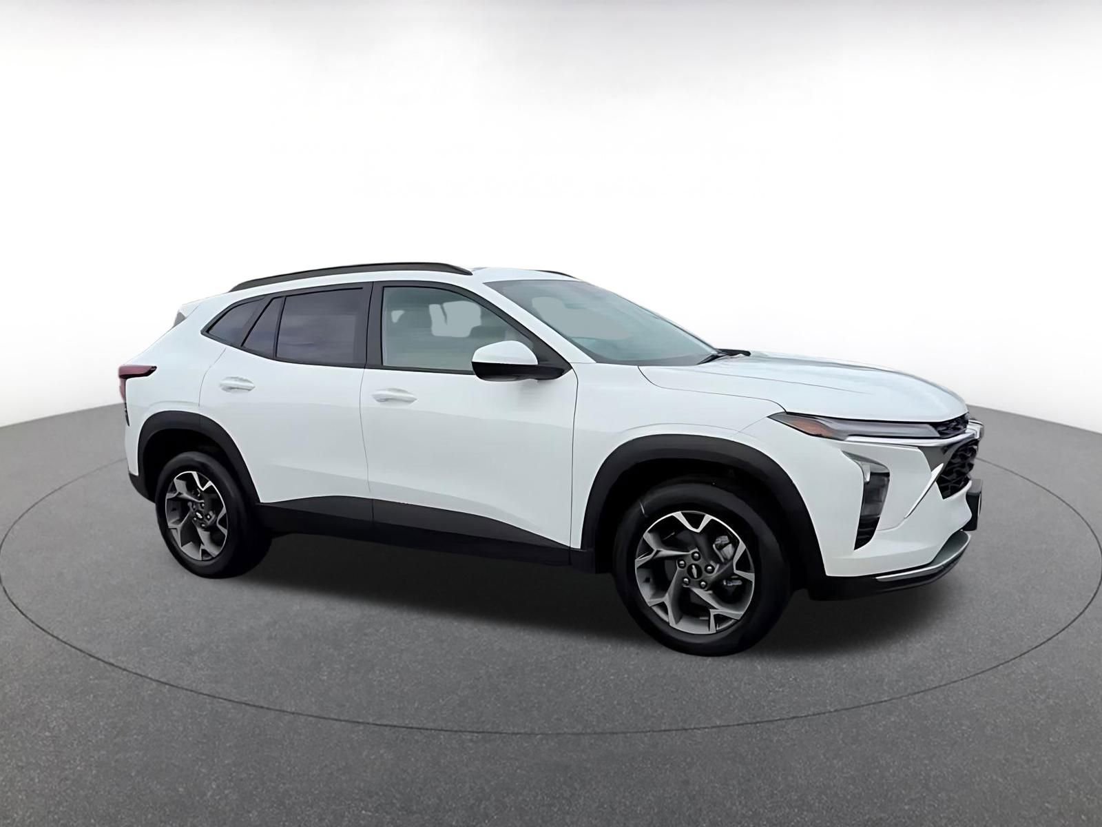 Used 2025 Chevrolet Trax LT image 2