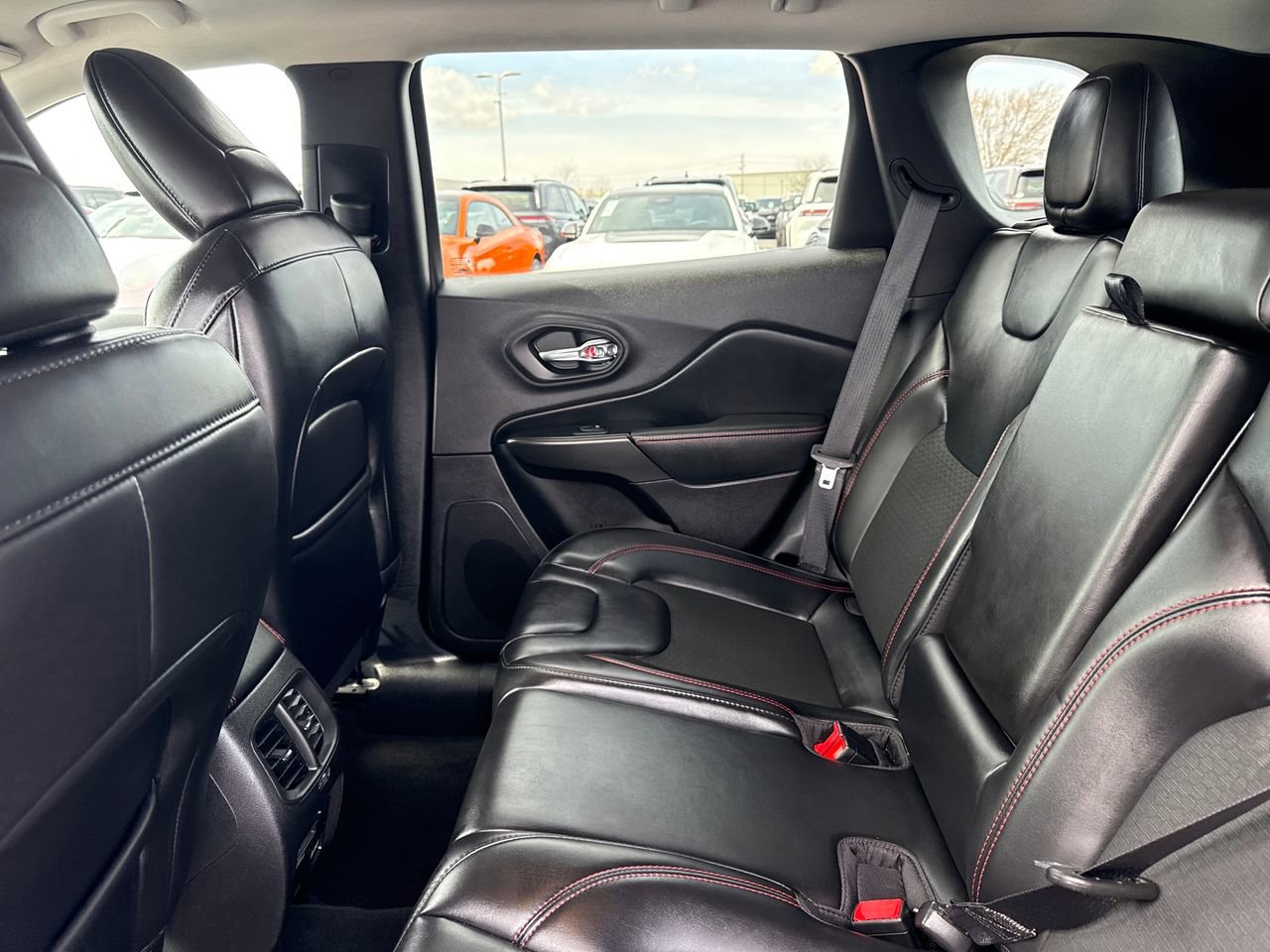 Used 2020 Jeep Cherokee Trailhawk w/ Comfort & Convenience Group AWD/4WD image 11