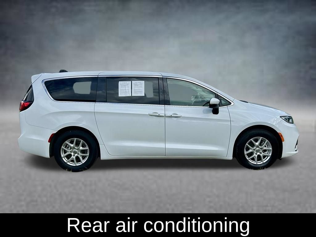 Used 2023 Chrysler Pacifica Touring-L FWD image 4