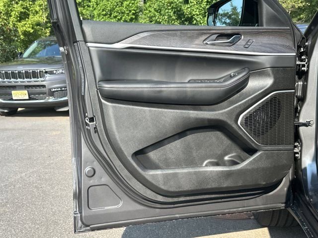 New 2025 Jeep Grand Cherokee Limited w/ Luxury Tech Group II image 10