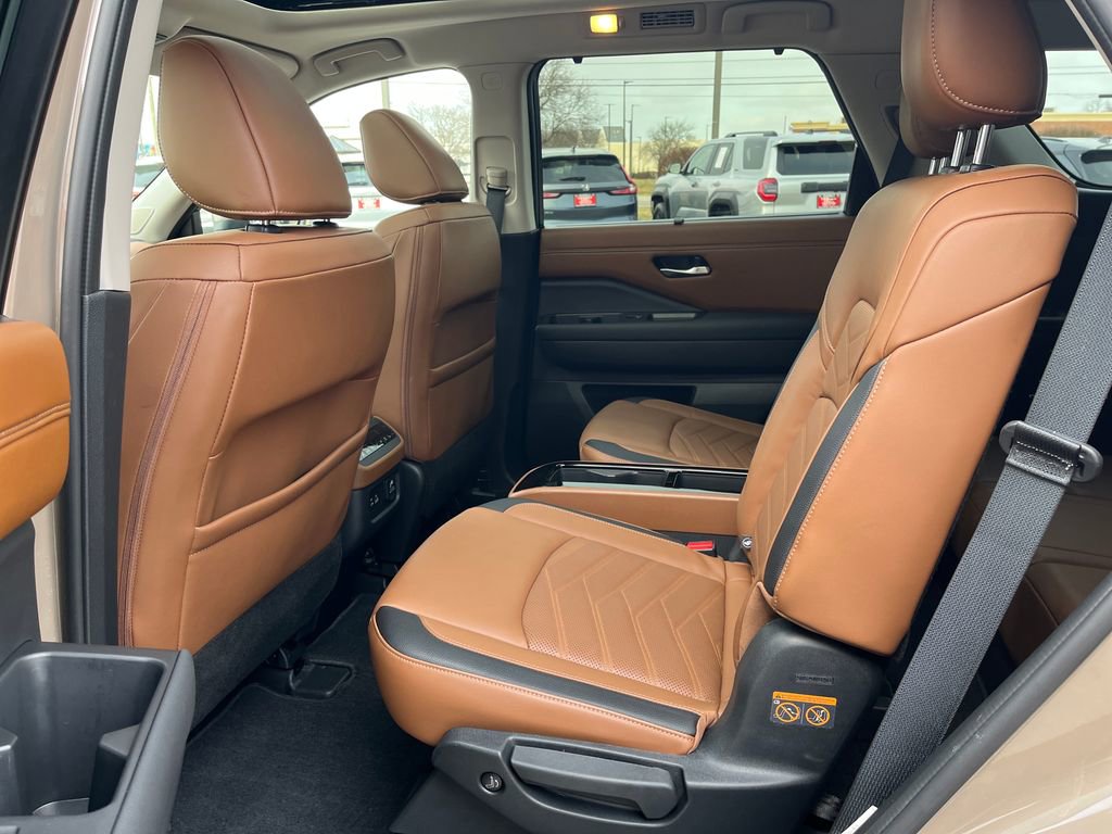 Used 2024 Nissan Pathfinder Platinum image 25