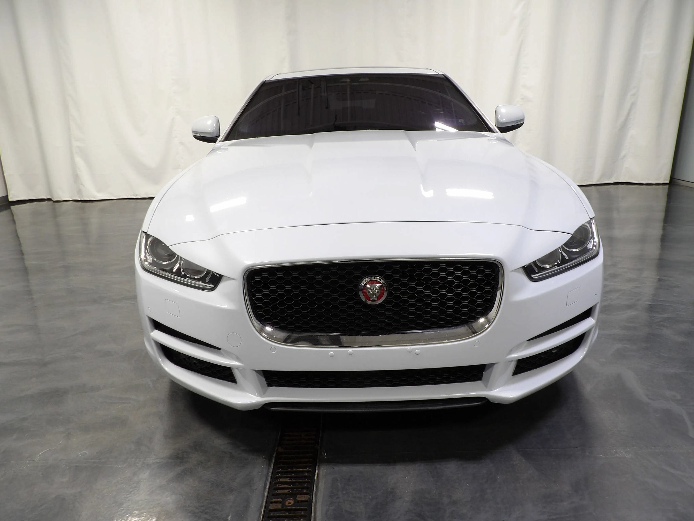 Used 2017 Jaguar XE Prestige AWD/4WD image 3