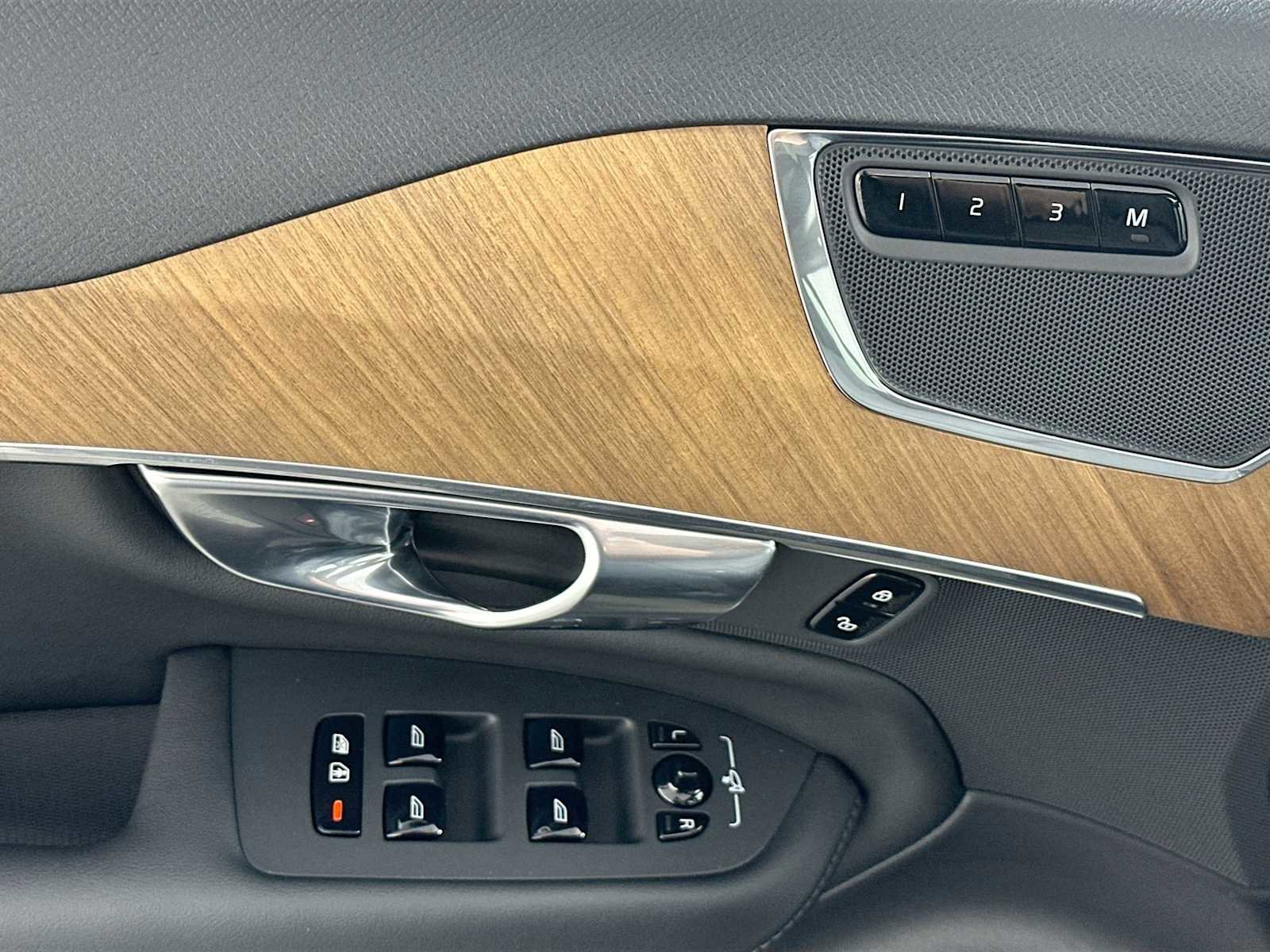 Used 2025 Volvo XC90 B5 Plus w/ Protection Package Premier image 17