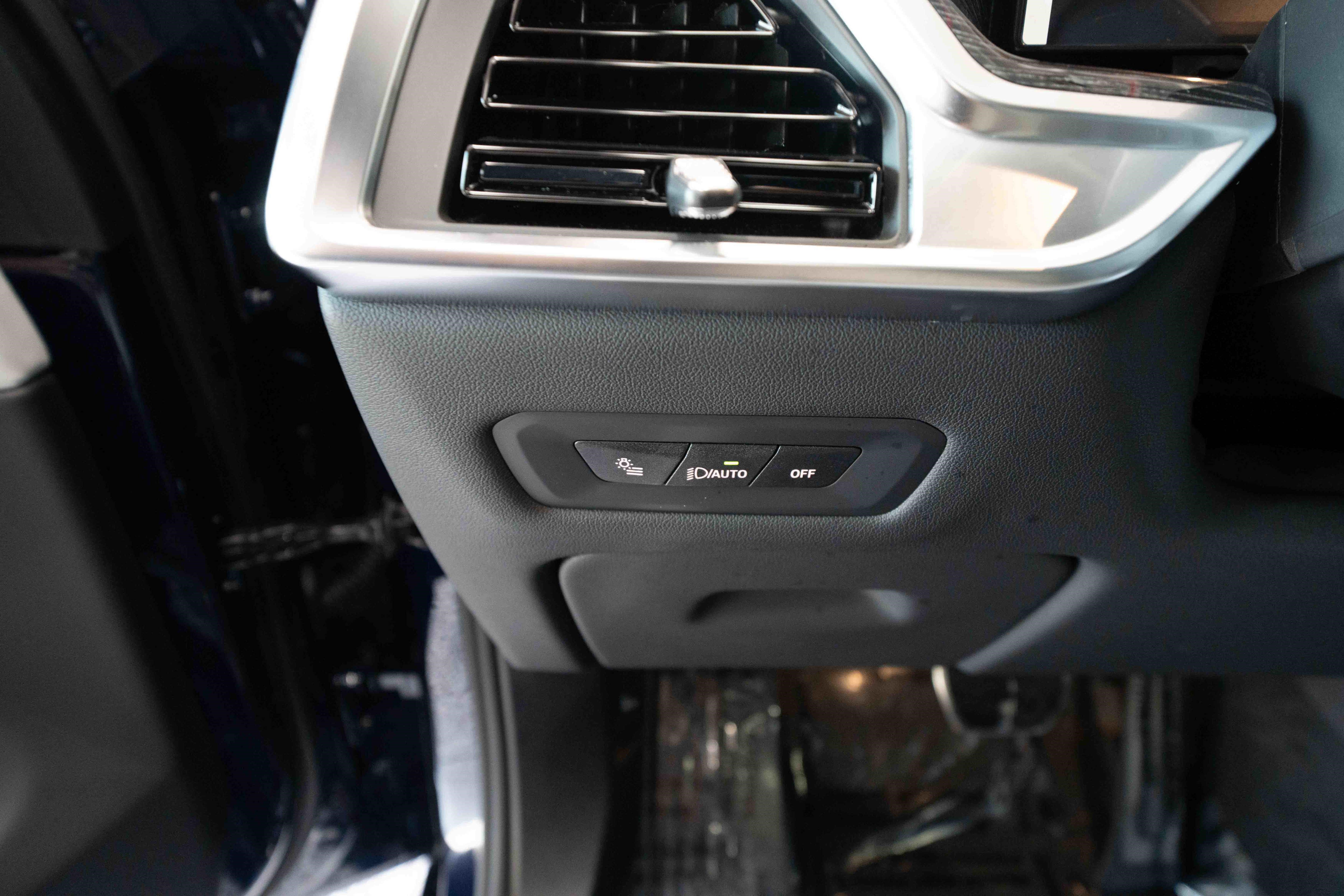 Used 2026 BMW X5 xDrive40i w/ M Sport Package AWD/4WD image 11