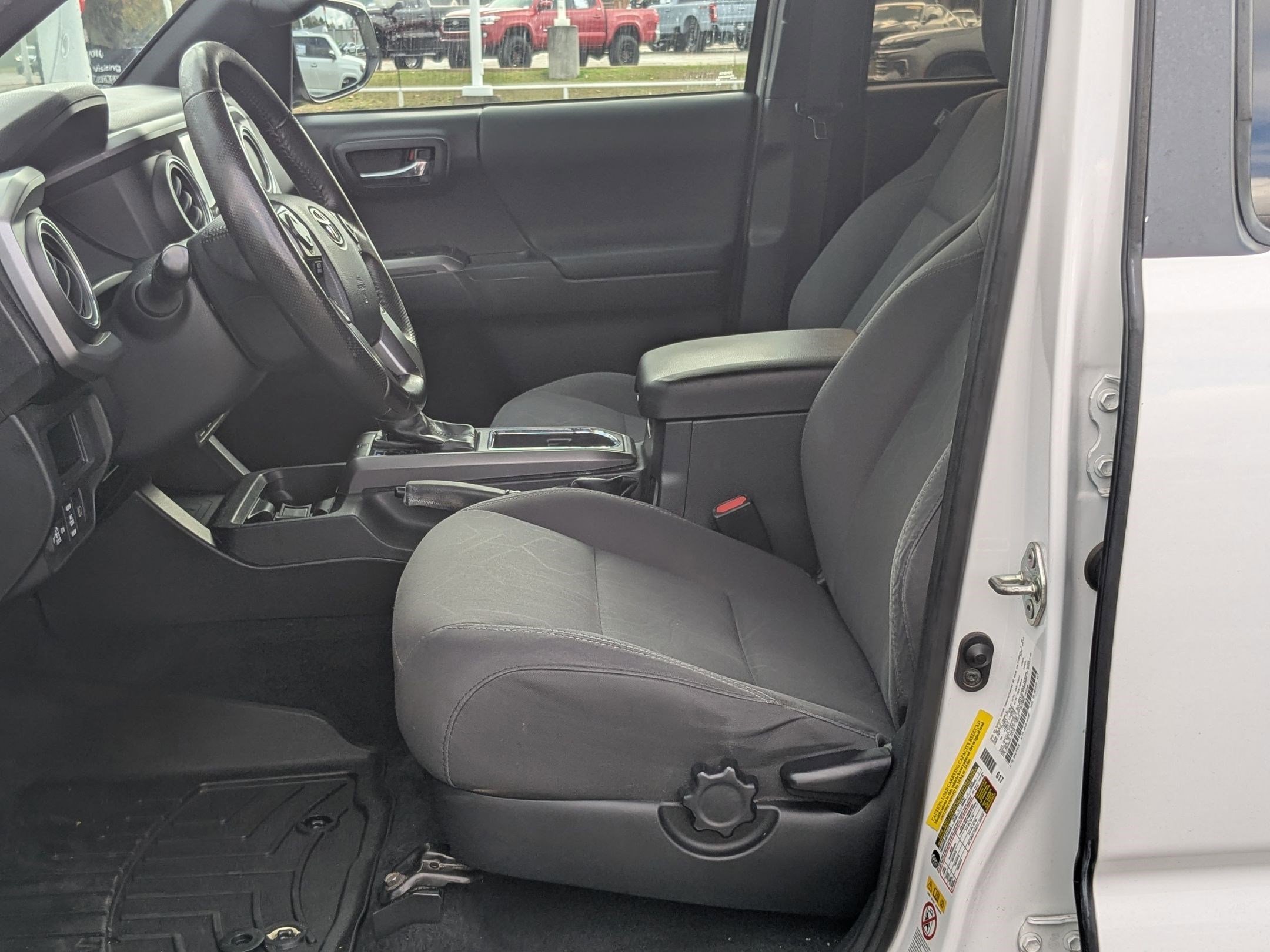 Used 2019 Toyota Tacoma TRD Off-Road image 9