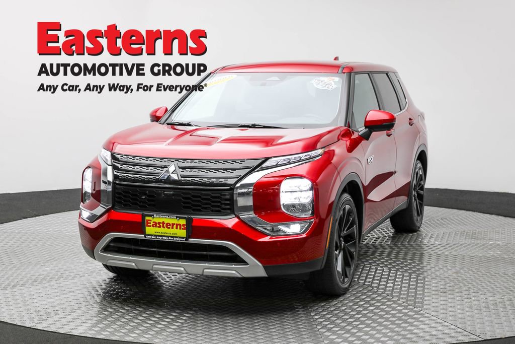 Used 2023 Mitsubishi Outlander SE image 1