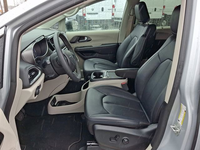 Used 2024 Chrysler Pacifica Touring-L image 11