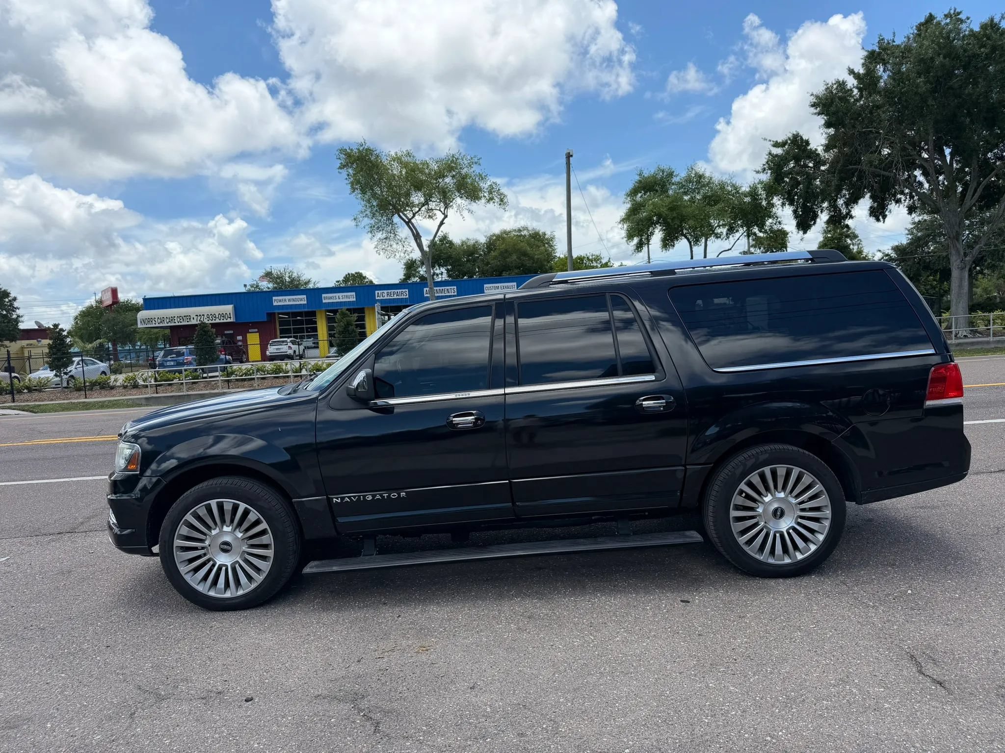 Used 2015 Lincoln Navigator L 4WD w/ Equipment Group 101A Reserve image 2