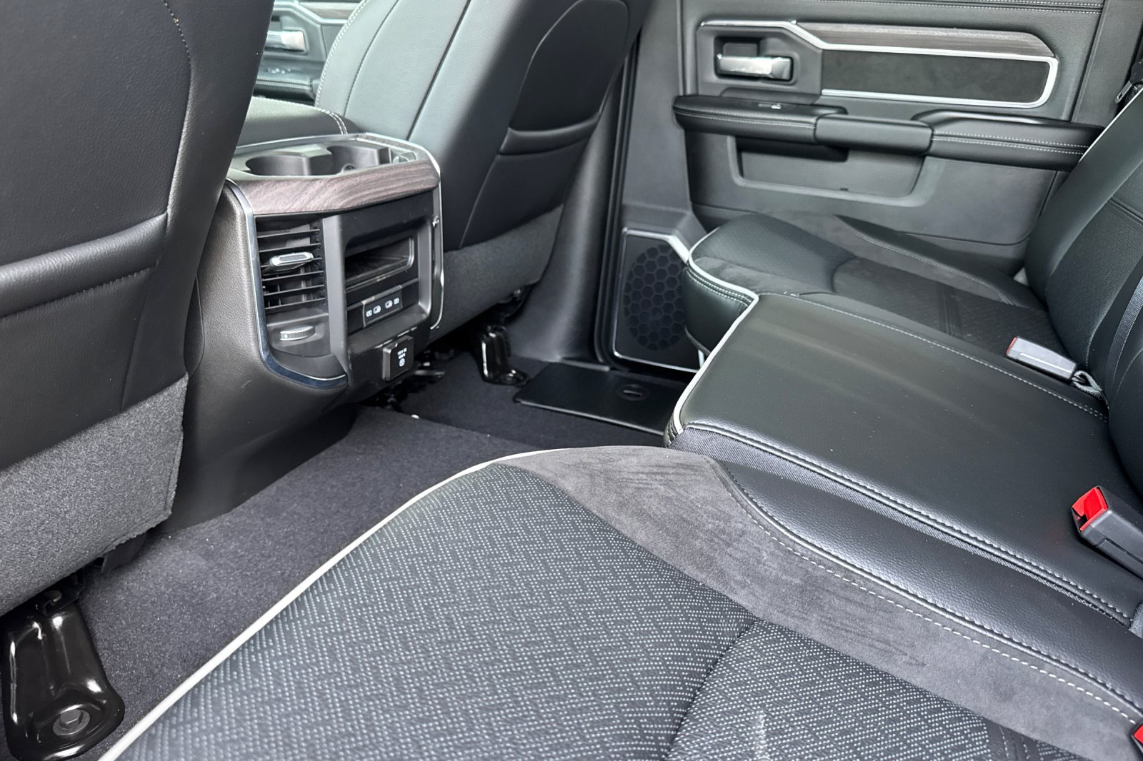 New 2026 RAM 2500 Laramie AWD/4WD image 11