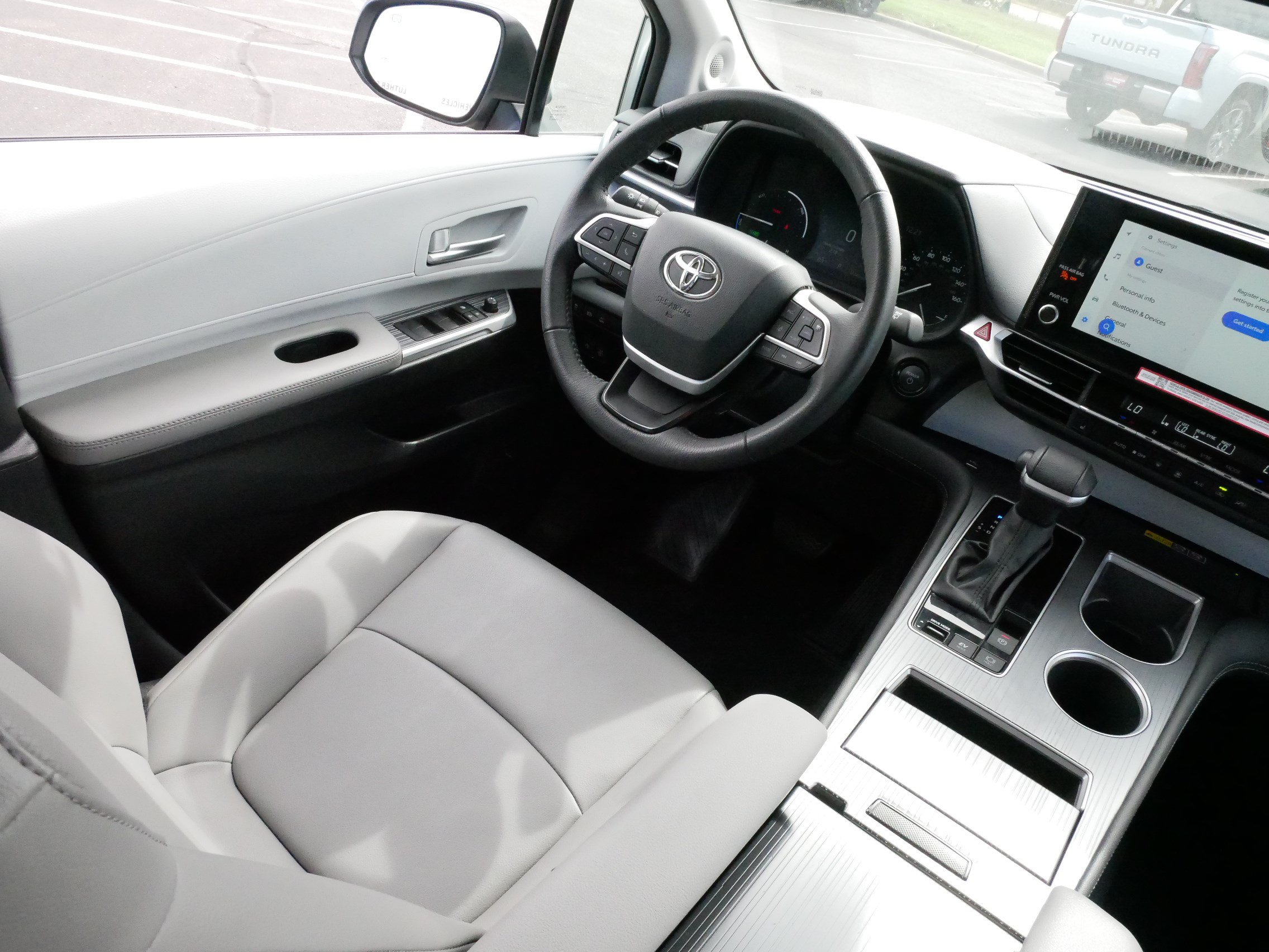 Used 2025 Toyota Sienna XLE w/ XLE Plus Package AWD/4WD image 9