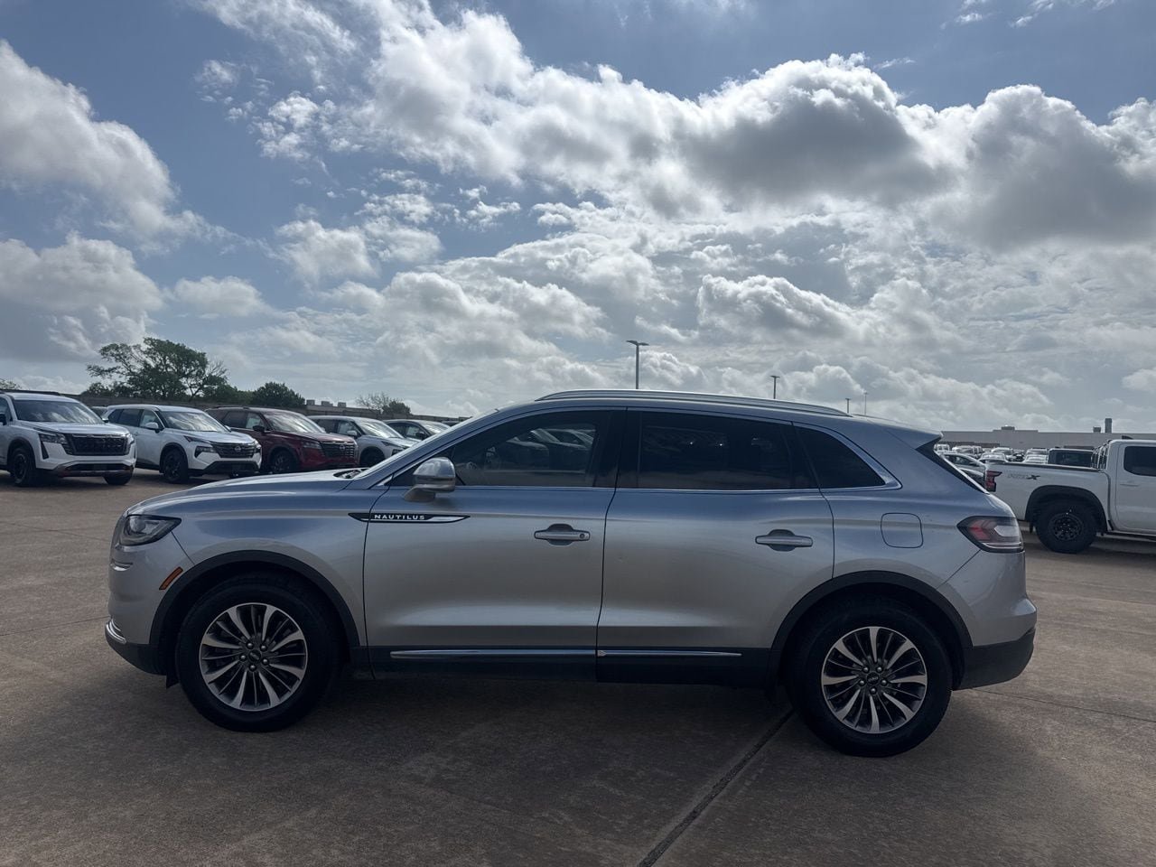 Used 2022 Lincoln Nautilus FWD w/ Premium Package image 12