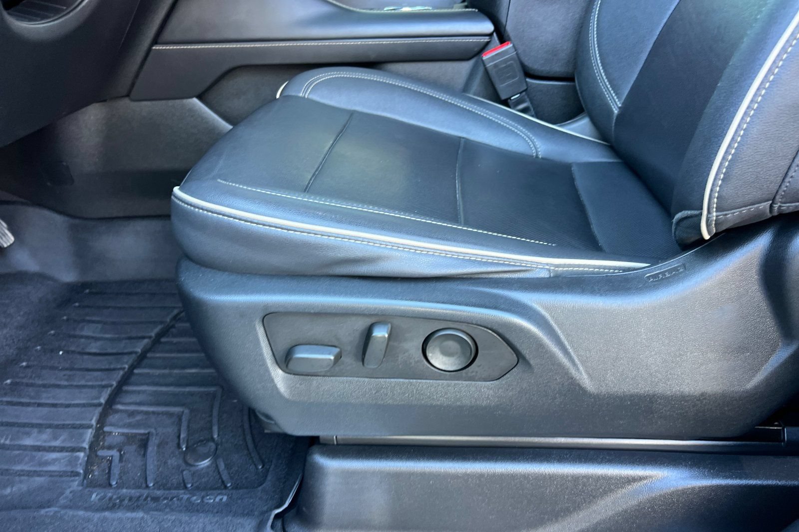 Used 2023 Chevrolet Suburban Premier AWD/4WD image 14