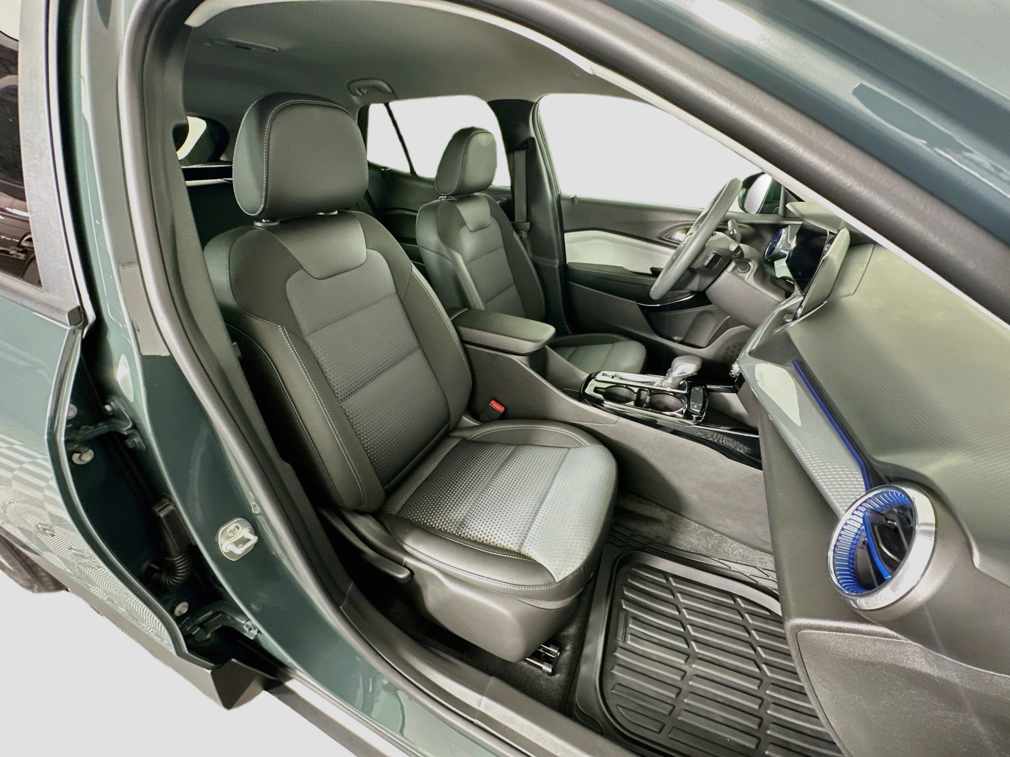Used 2025 Chevrolet Trax LT FWD image 29