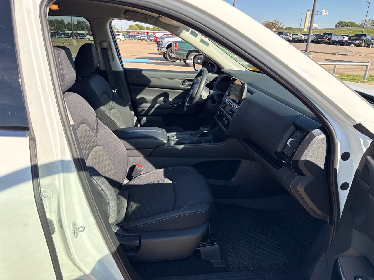 Used 2024 Nissan Pathfinder S FWD image 14