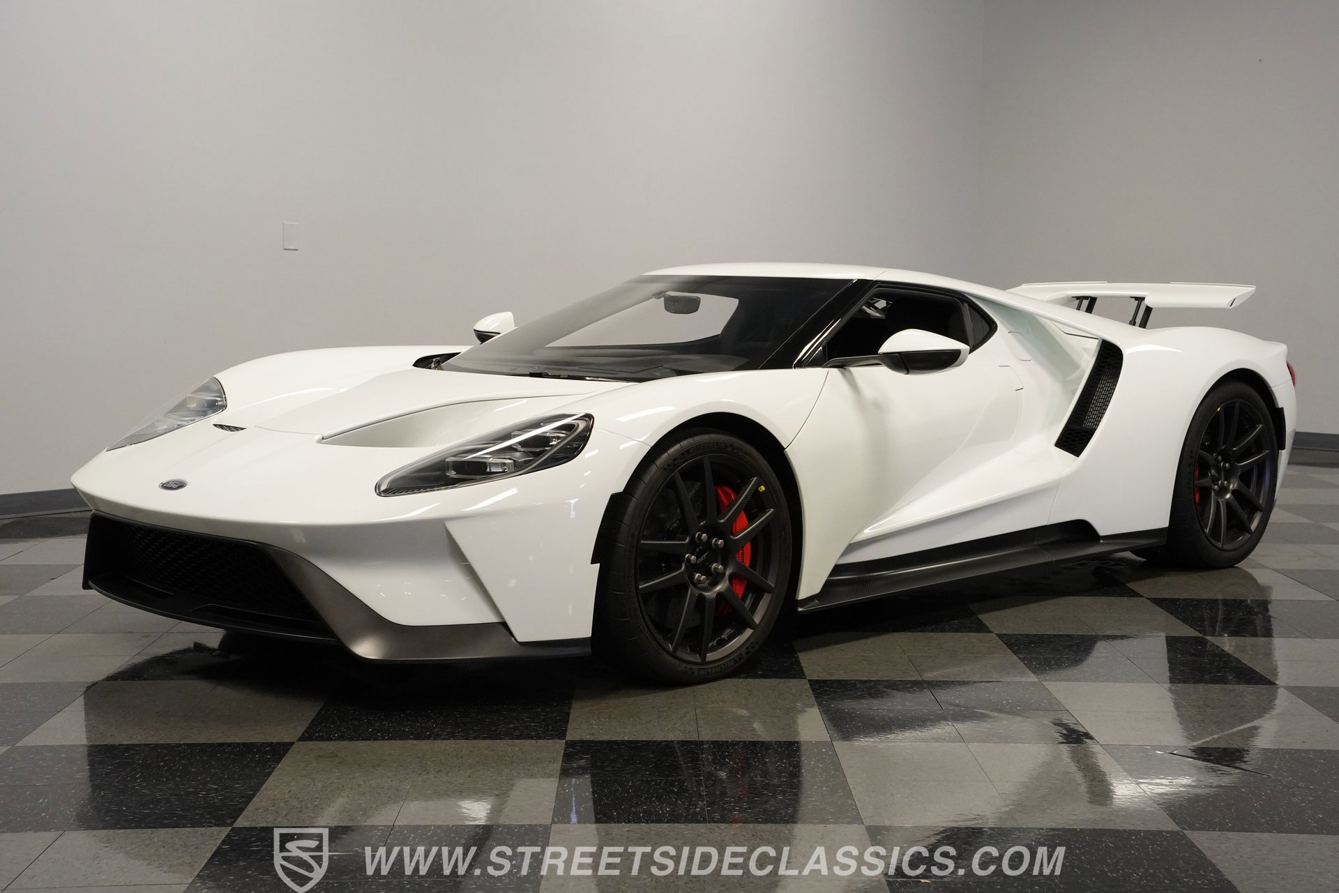Used 2017 Ford GT RWD image 5