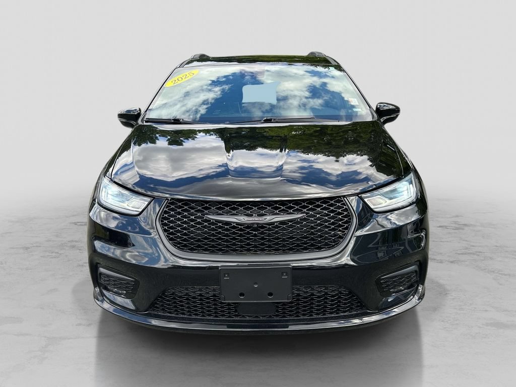 Used 2025 Chrysler Pacifica Limited FWD image 8