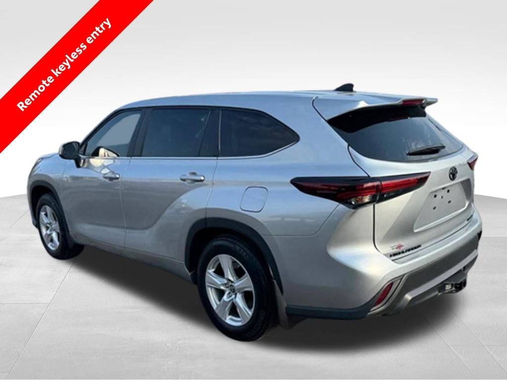 Used 2024 Toyota Highlander LE AWD/4WD image 3