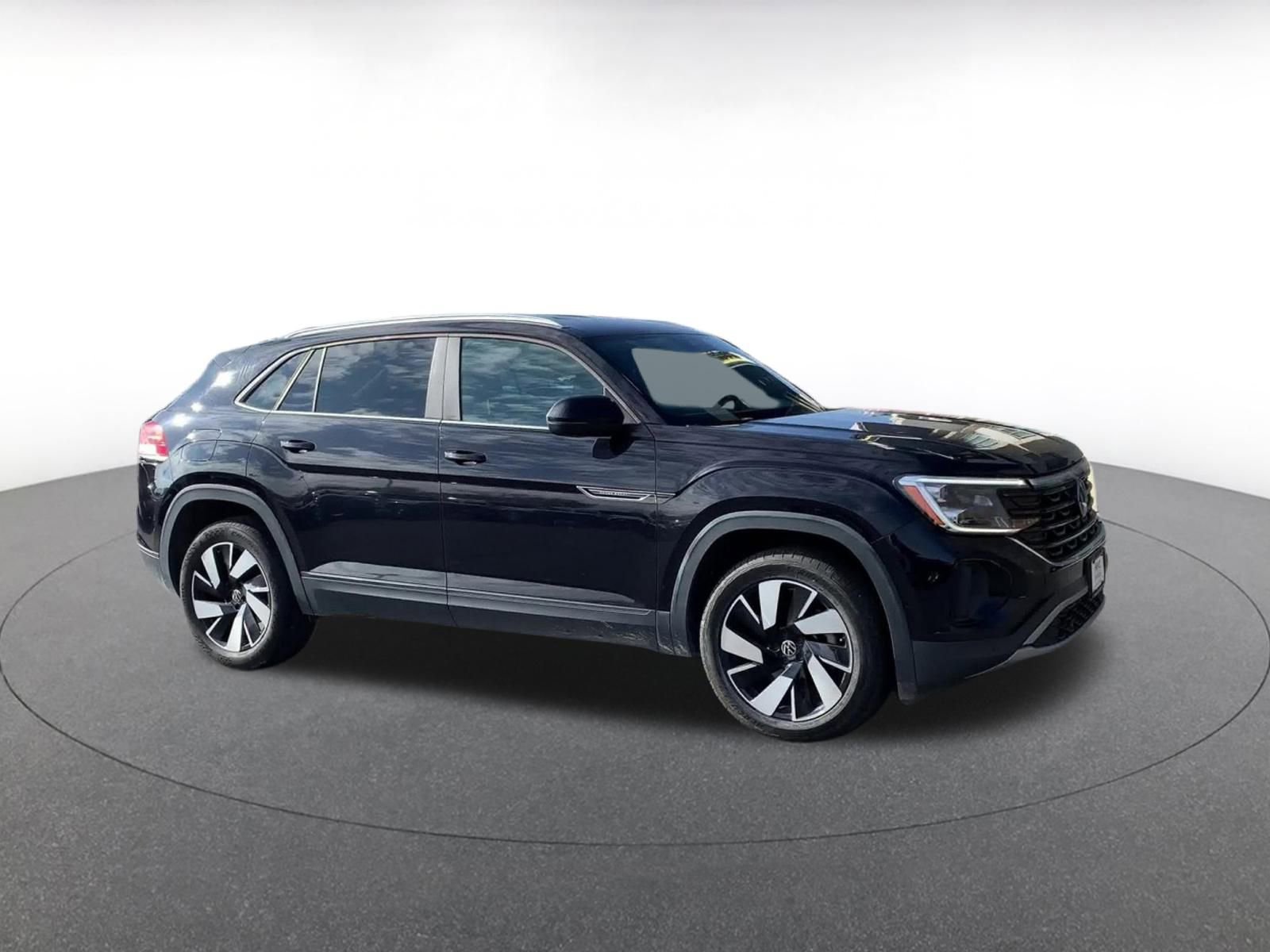 Used 2025 Volkswagen Atlas Cross Sport SE image 2