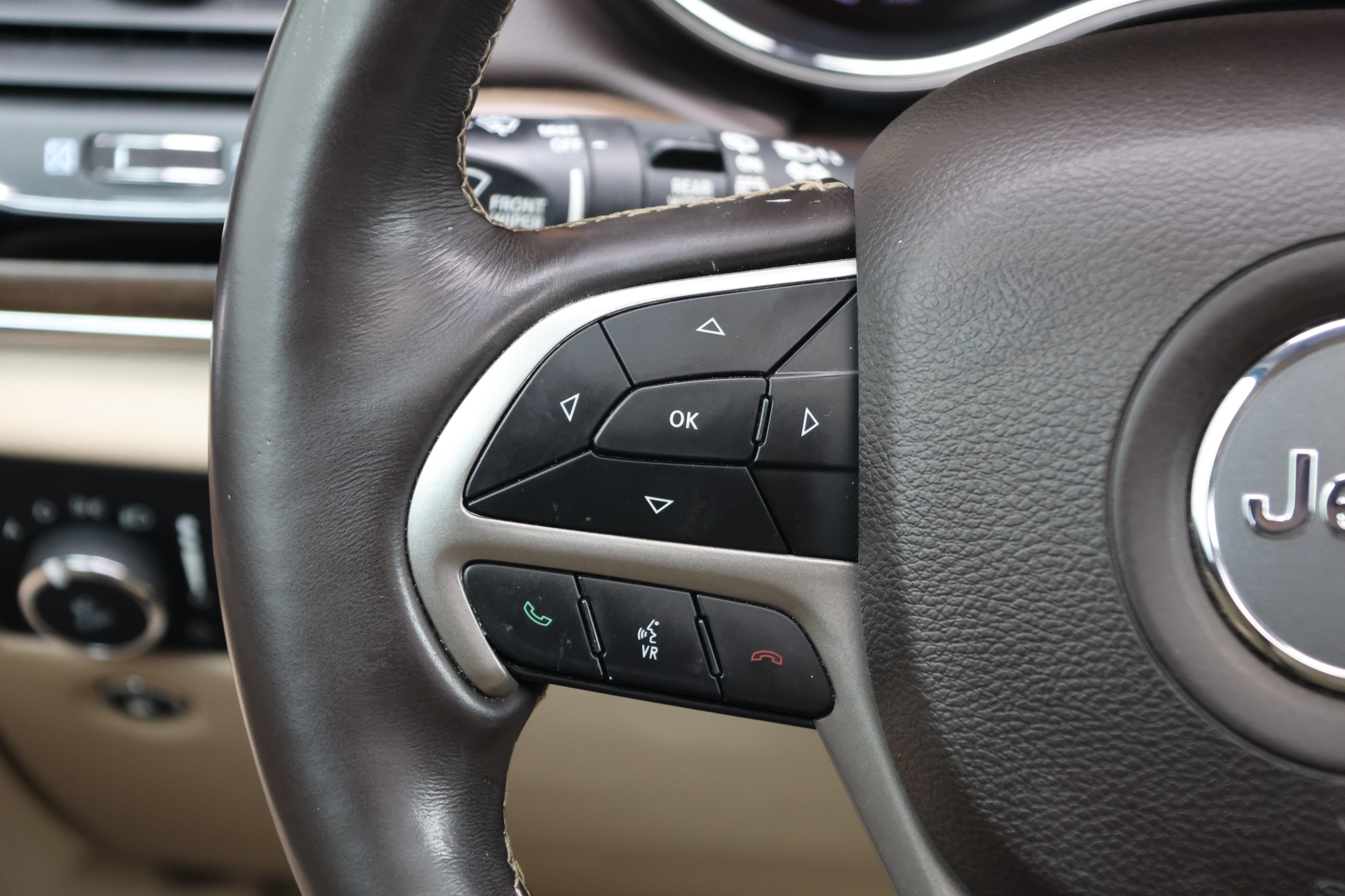 Used 2019 Jeep Grand Cherokee Overland AWD/4WD image 18