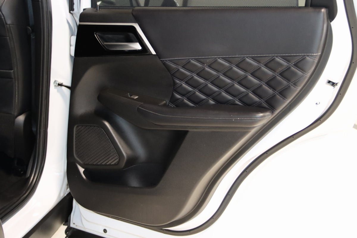 Used 2024 Mitsubishi Outlander 4WD Plug-In Hybrid image 65