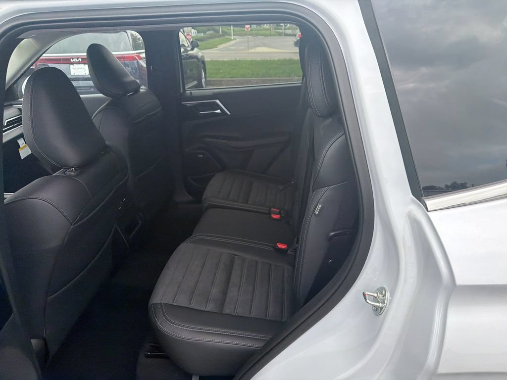 New 2026 Mitsubishi Outlander SE FWD image 13