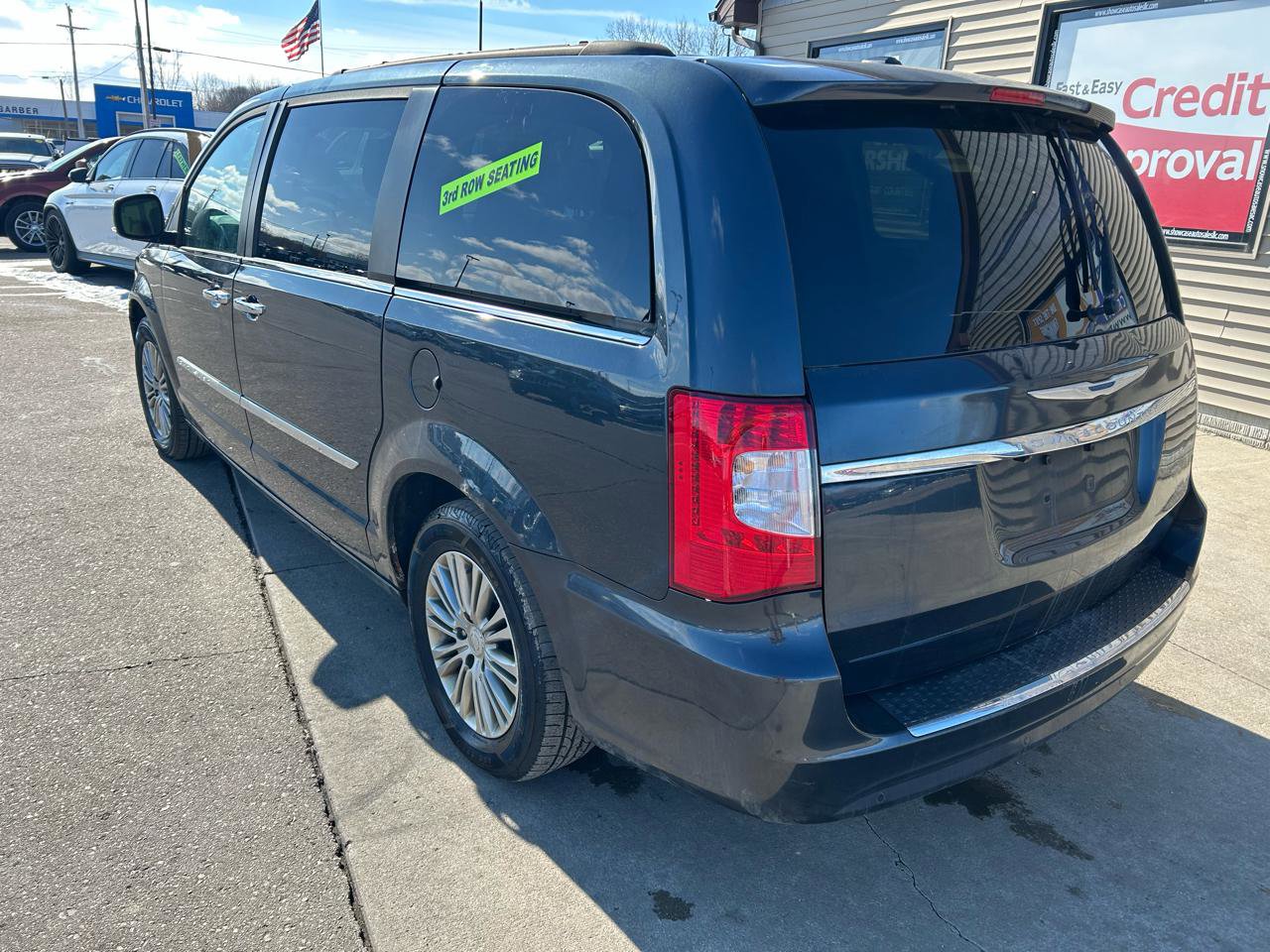 Used 2014 Chrysler Town & Country Touring-L w/ Driver Convenience Group image 7