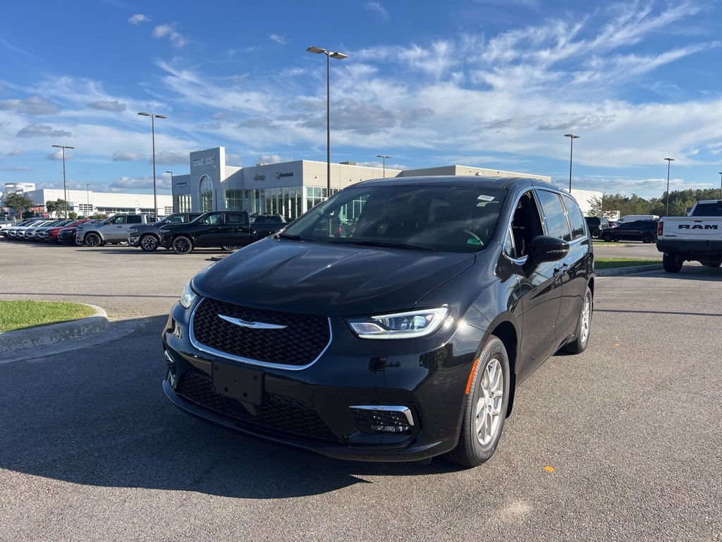 New 2025 Chrysler Pacifica Select