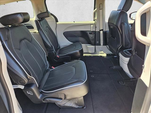 Used 2023 Chrysler Pacifica Limited FWD image 25
