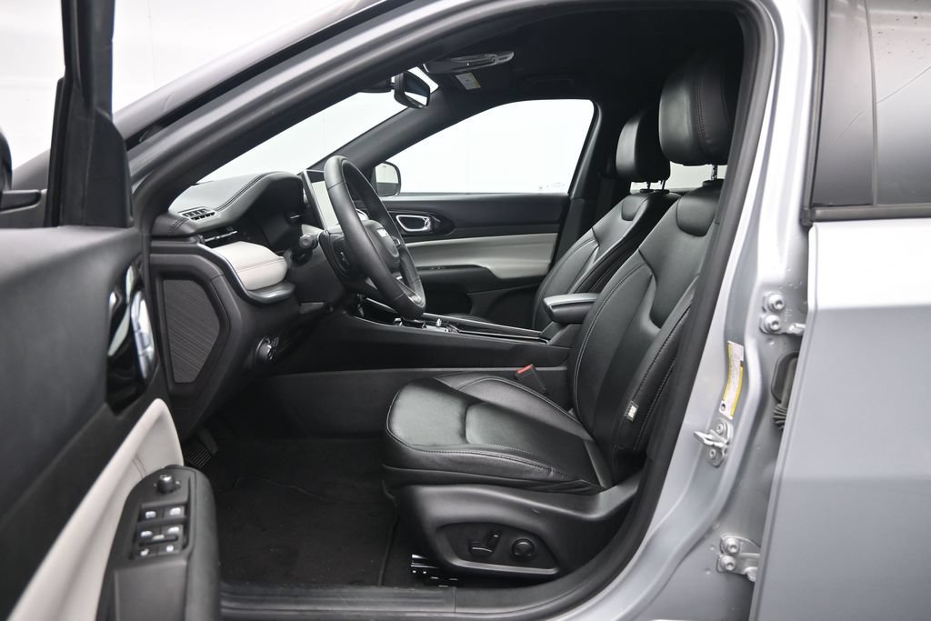 Used 2025 Jeep Compass Limited AWD/4WD image 23