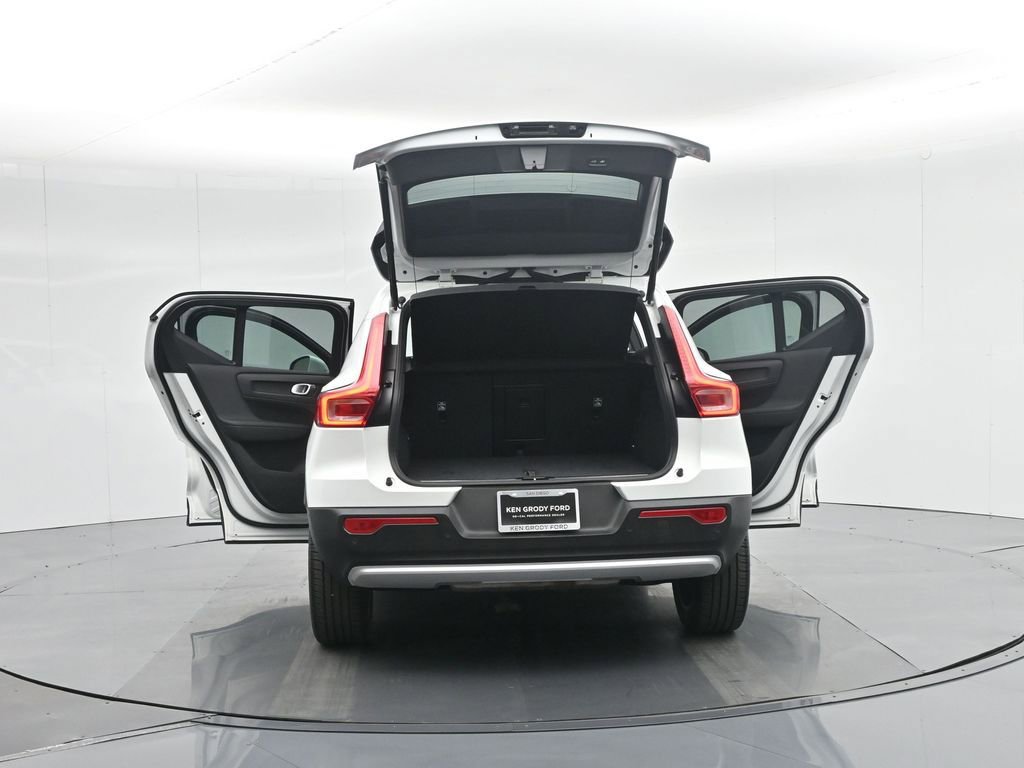 Used 2025 Volvo XC40 B5 Plus image 39
