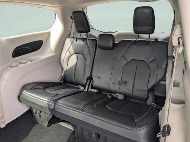 Used 2024 Chrysler Pacifica Touring-L FWD image 12