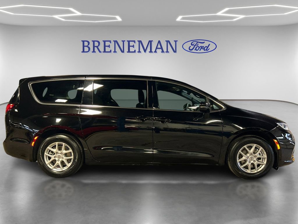 Used 2025 Chrysler Pacifica Select image 4
