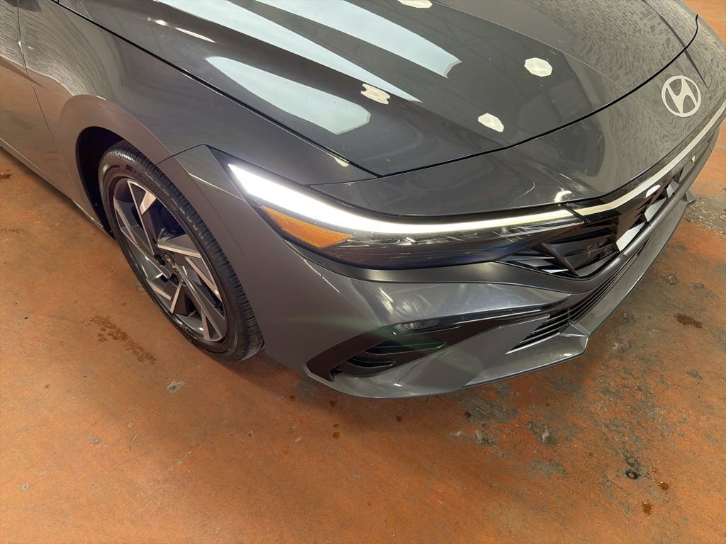 Used 2025 Hyundai Elantra Limited FWD image 9