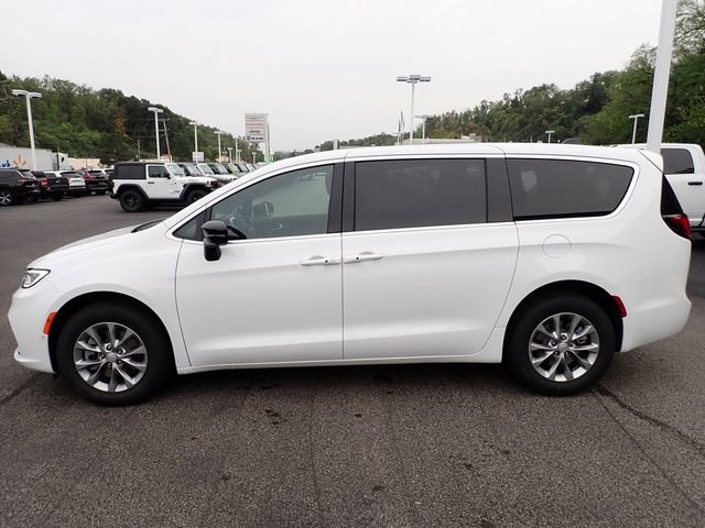 New 2026 Chrysler Pacifica Select image 2