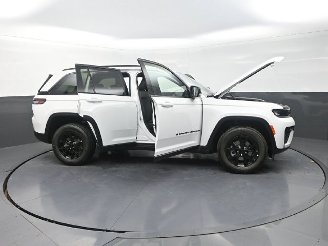 New 2026 Jeep Grand Cherokee Altitude AWD/4WD image 39