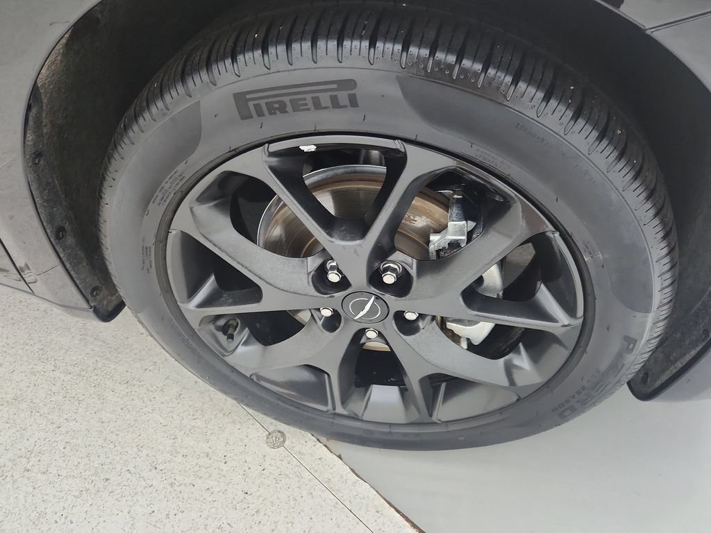 Certified 2025 Chrysler Pacifica Limited FWD image 40