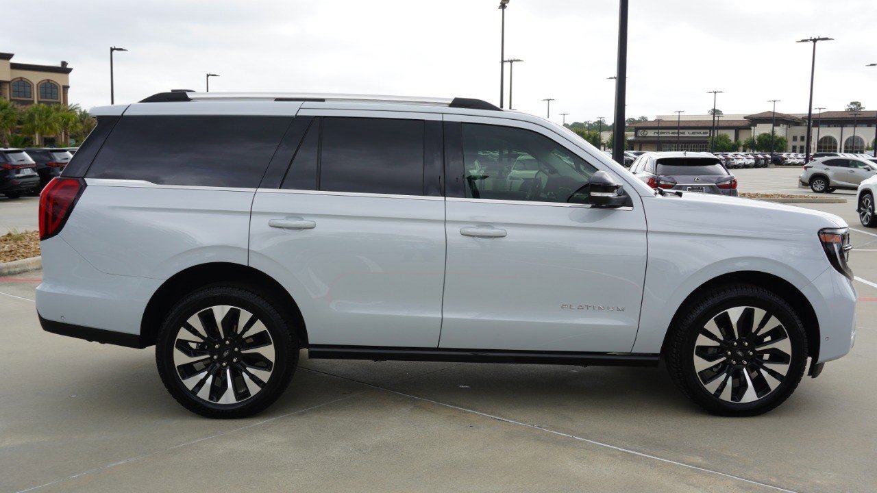 Used 2025 Ford Expedition Platinum w/ Driver's Package AWD/4WD image 4
