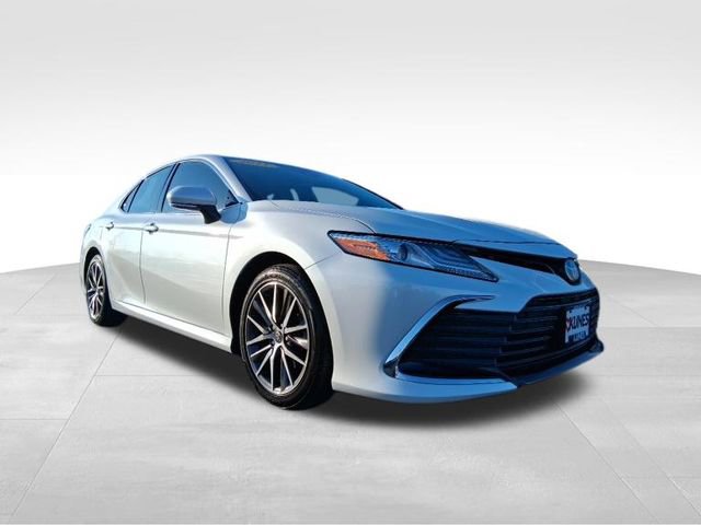 Used 2022 Toyota Camry XLE w/ Cold Weather Package image 4