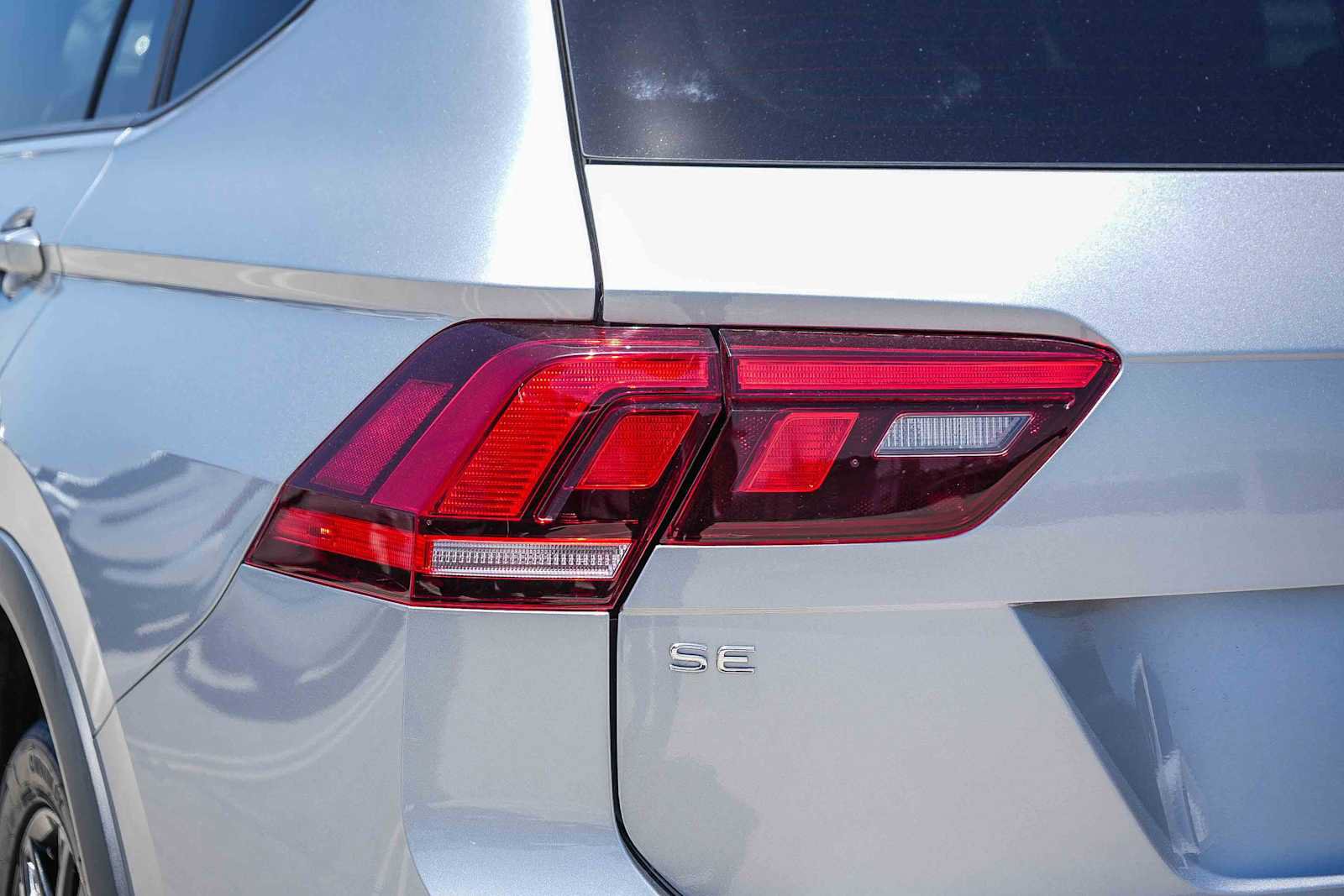 Used 2022 Volkswagen Tiguan SE R-Line FWD image 9
