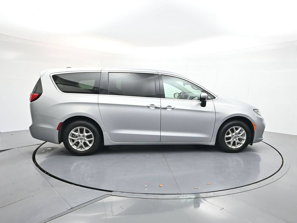 Used 2023 Chrysler Pacifica Touring-L FWD image 8