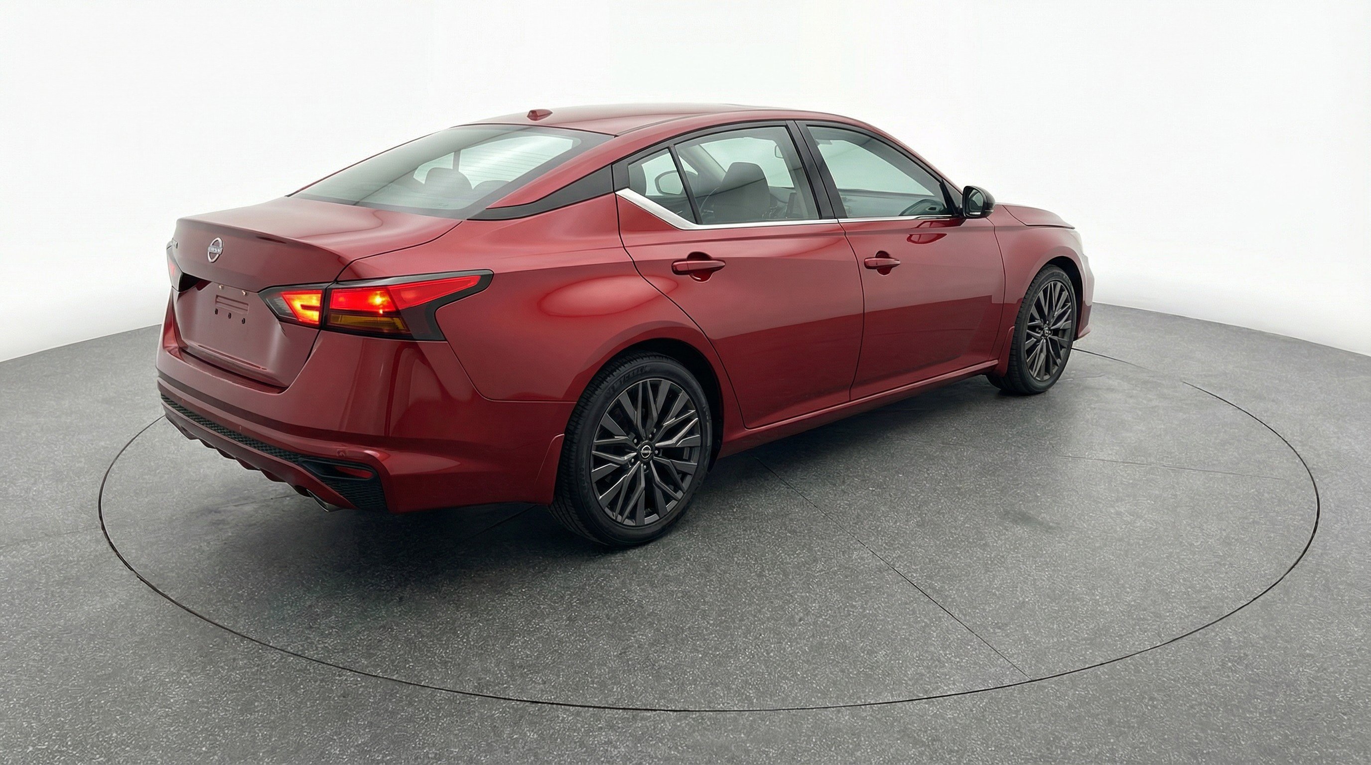 Used 2025 Nissan Altima 2.5 SV FWD image 9