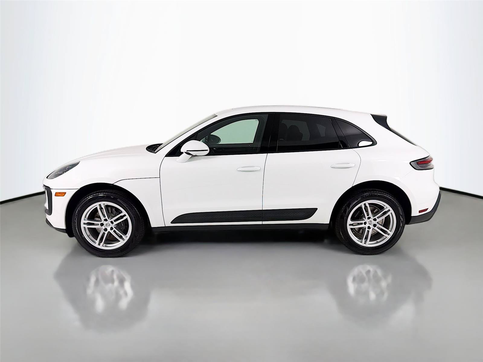 Certified 2022 Porsche Macan AWD/4WD image 2