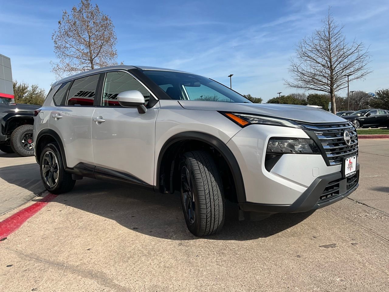 Used 2025 Nissan Rogue SV image 4