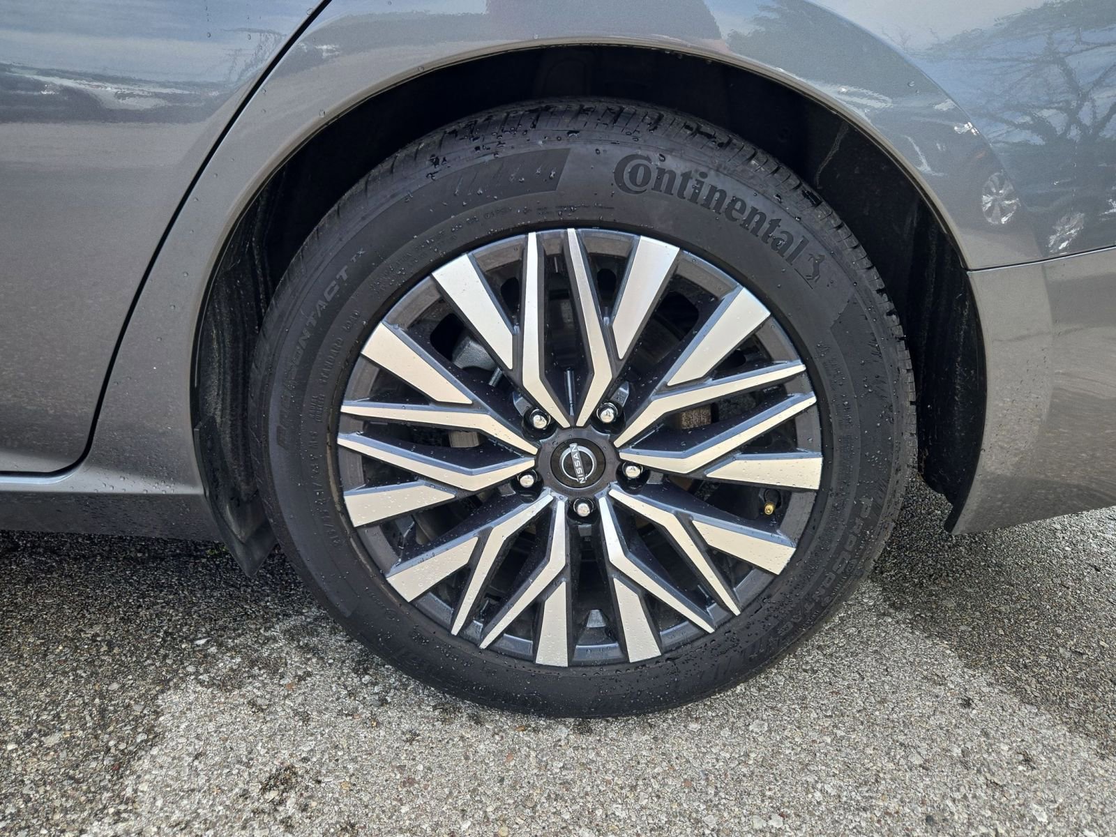 Used 2025 Nissan Altima 2.5 SV FWD image 12