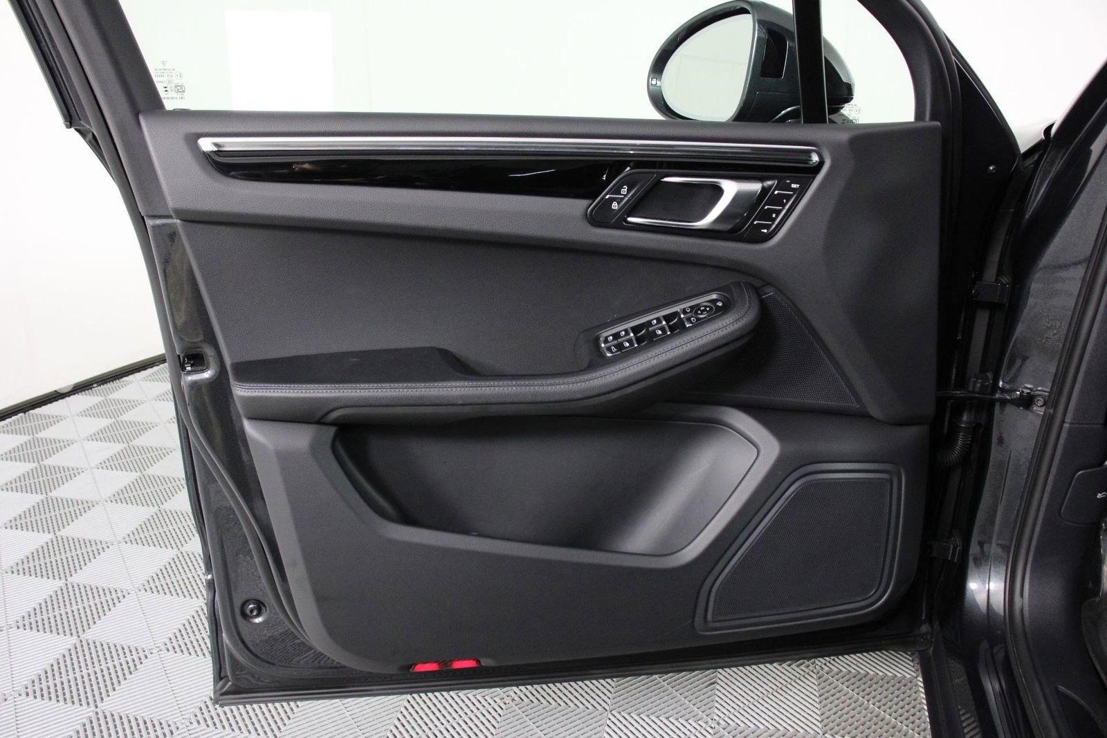 Certified 2025 Porsche Macan AWD/4WD image 20