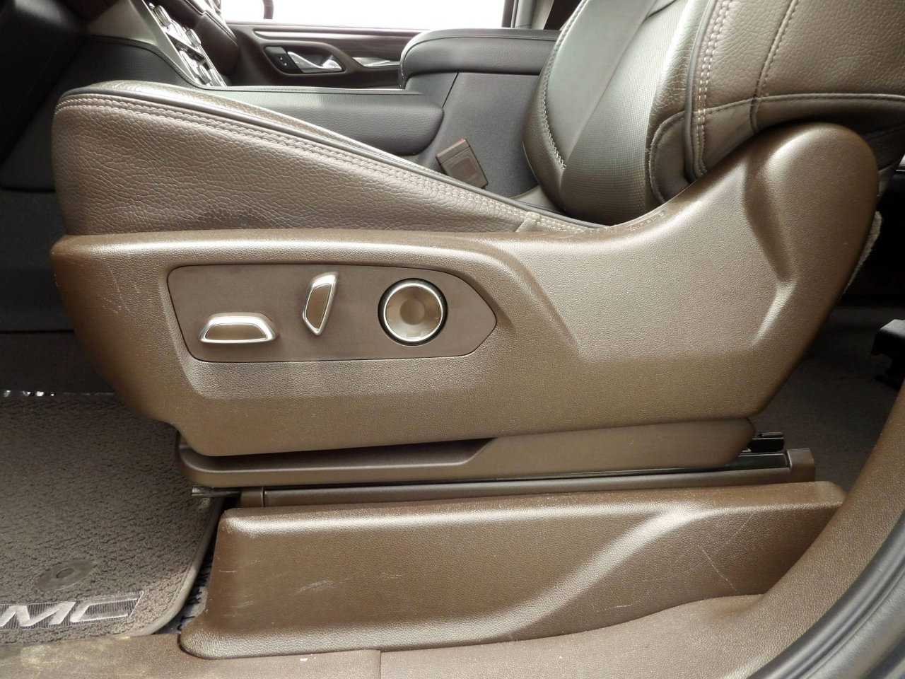 Used 2021 GMC Yukon Denali w/ Denali Premium Package image 16